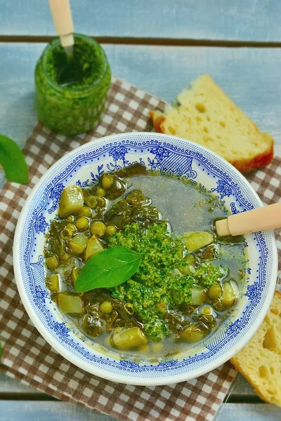 Gemüsesuppe mit Pesto-Sauce — Stockfoto