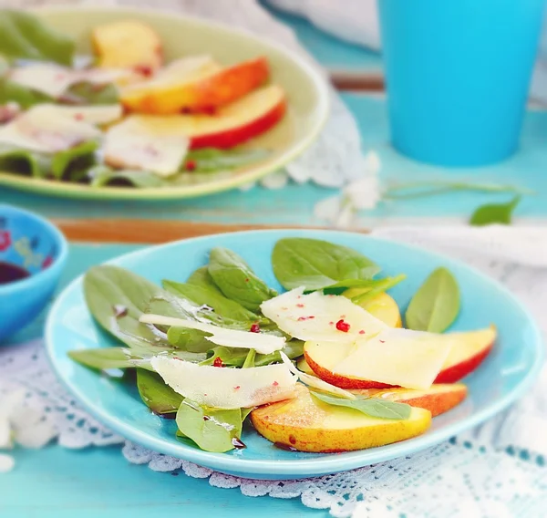 Spinach ,apples and cheese salad — Stock Photo, Image