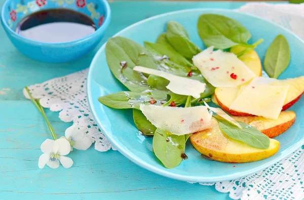 Spinach ,apples and cheese salad — Stock Photo, Image