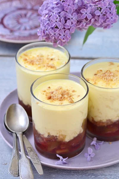 Rabarbar deser z creme anglaise — Zdjęcie stockowe