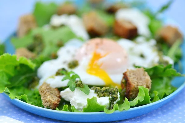 Grüner Salat mit pochiertem Ei. — Stockfoto