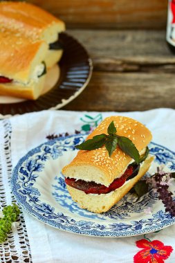 pişmiş sebze ve peynirli sandviç