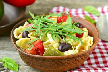 domates, biber ve zeytin makarna