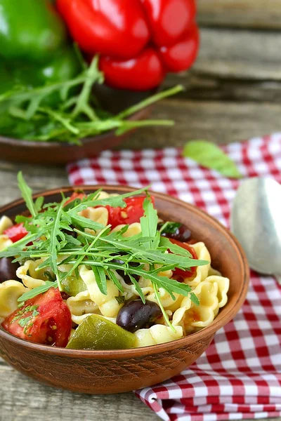 Паста с помидорами, перцем и оливками — стоковое фото