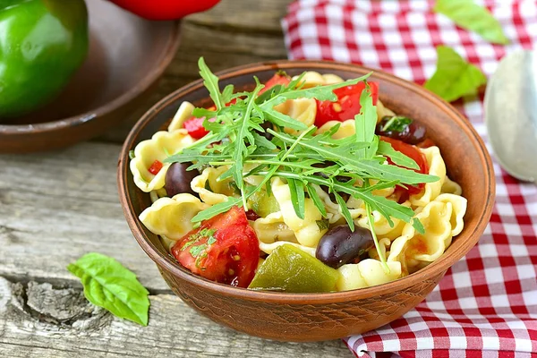Makaron z pomidorami, papryką i oliwki — Zdjęcie stockowe