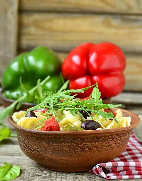Makaron z pomidorami, papryką i oliwki — Zdjęcie stockowe
