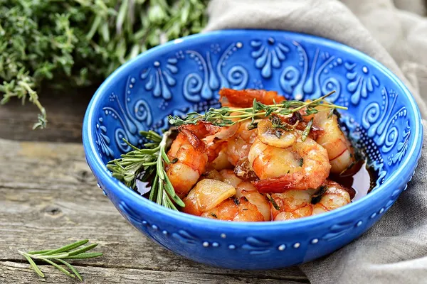 Räkor med tomat och garlick sås — Stockfoto