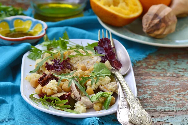 サラダ鶏肉とひよこ豆とクスクス — ストック写真
