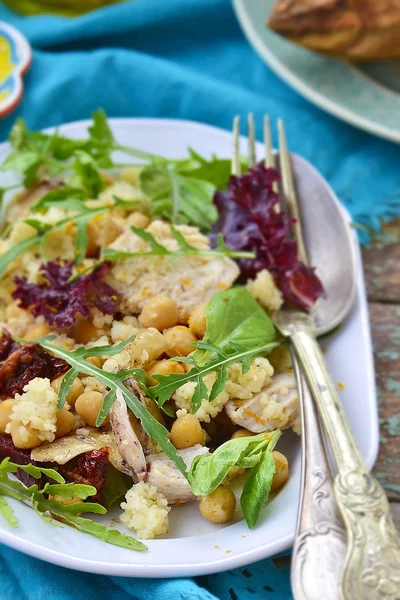 Salade met kip, kikkererwten en couscous — Stockfoto
