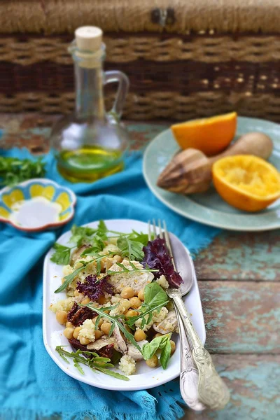 Sallad med kyckling, kikärtor och couscous — Stockfoto