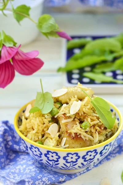 Pilaf mit Huhn, Erbsen und Mandeln — Stockfoto