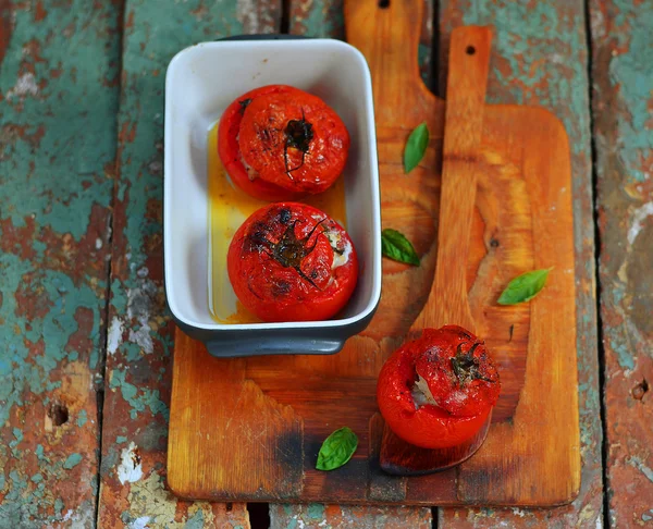 烤的西红柿塞满一条鳕鱼上 — 图库照片