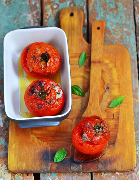 Die gebackenen Tomaten gefüllt mit Kabeljau auf — Stockfoto