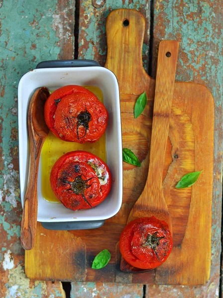 I pomodori al forno riempiti con un merluzzo su — Foto Stock