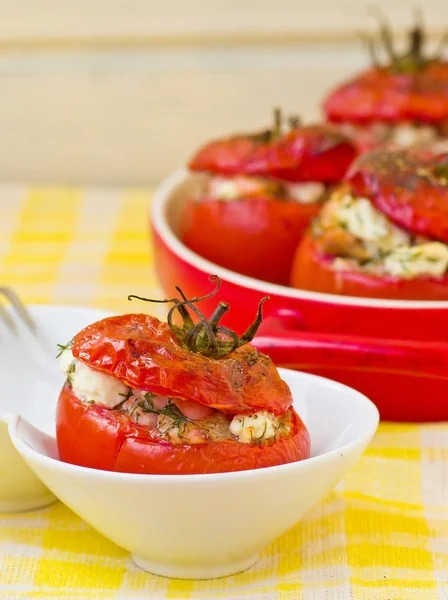 Печёные фаршированные помидоры — стоковое фото