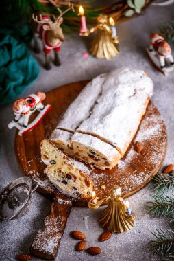 Kırsal bir Noel geçmişinde Noel süsü çalınmış. Tarz kırsal. seçici odak