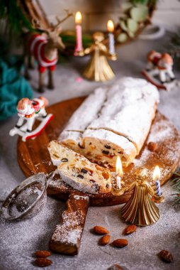 Kırsal bir Noel geçmişinde Noel süsü çalınmış. Tarz kırsal. seçici odak