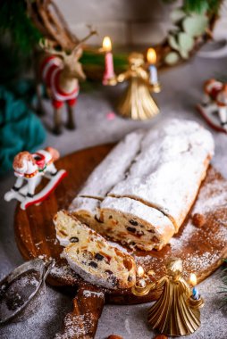 Kırsal bir Noel geçmişinde Noel süsü çalınmış. Tarz kırsal. seçici odak
