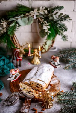 Kırsal bir Noel geçmişinde Noel süsü çalınmış. Tarz kırsal. seçici odak