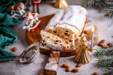 Kırsal bir Noel geçmişinde Noel süsü çalınmış. Tarz kırsal. seçici odak