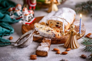 Kırsal bir Noel geçmişinde Noel süsü çalınmış. Tarz kırsal. seçici odak
