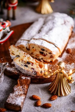 Kırsal bir Noel geçmişinde Noel süsü çalınmış. Tarz kırsal. seçici odak