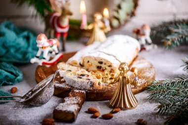 Kırsal bir Noel geçmişinde Noel süsü çalınmış. Tarz kırsal. seçici odak