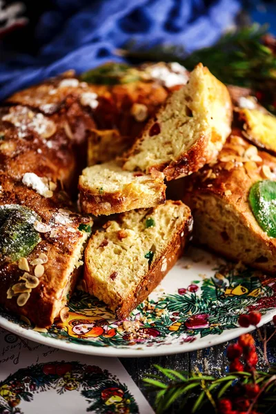  Bolo Rei. Geleneksel Portekiz Noel pastası.