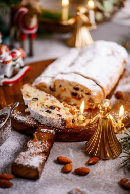 Kırsal bir Noel geçmişinde Noel süsü çalınmış. Tarz kırsal. seçici odak