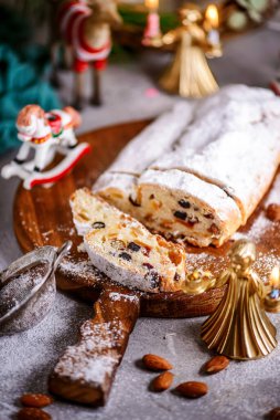 Kırsal bir Noel geçmişinde Noel süsü çalınmış. Tarz kırsal. seçici odak
