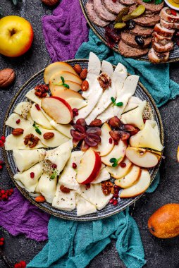 Bahçedeki masada reçelli peynir tabağı. Tarz rustik. Seçici odak noktası.