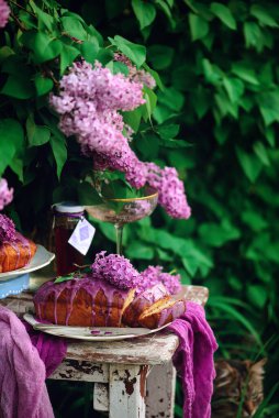 Bahar bahçesinde lavantalı pasta .vintage tarzı. Seçici odaklanma.