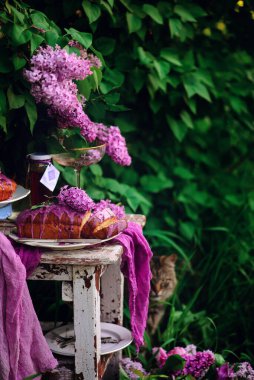 Bahar bahçesinde lavantalı pasta .vintage tarzı. Seçici odaklanma.