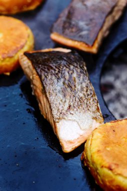 Balık burger ot ve limon sauce.selective odak