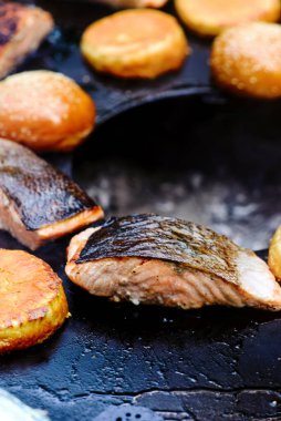 Balık burger ot ve limon sauce.selective odak