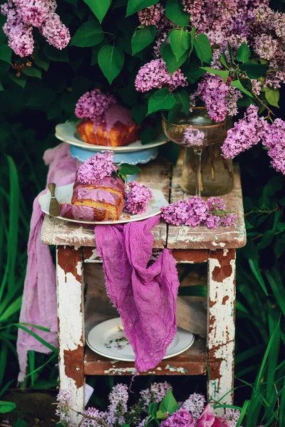 春の庭でラベンダー釉薬ケーキ ヴィンテージスタイル — ストック写真