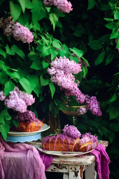 Lavender Glaze Cake Spring Garden Vintage Style Selective Focus — Stock Photo, Image