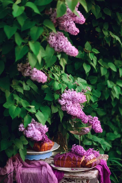 Bahar Bahçesinde Lavantalı Pasta Vintage Tarzı Seçici Odaklanma — Stok fotoğraf