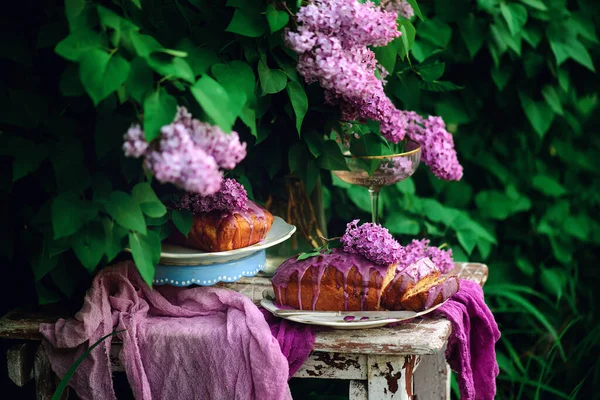春の庭でラベンダー釉薬ケーキ ヴィンテージスタイル — ストック写真