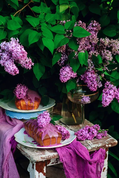 Torta Smaltata Alla Lavanda Nel Giardino Primaverile Vintage Style Selective — Foto Stock