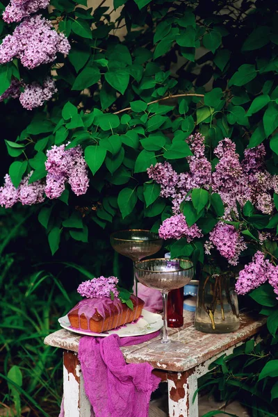 Bahar Bahçesinde Lavantalı Pasta Vintage Tarzı Seçici Odaklanma — Stok fotoğraf