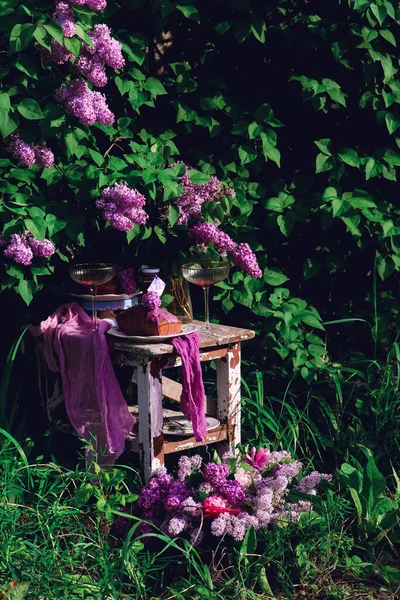 Torta Smaltata Alla Lavanda Nel Giardino Primaverile Vintage Style Selective — Foto Stock