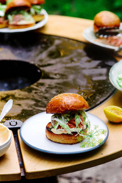 Рыбный бургер с травой и лимонным соусом.
