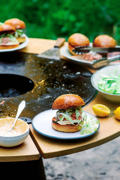 Рыбный бургер с травой и лимонным соусом.
