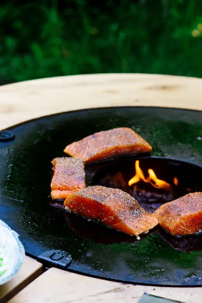 Hambúrguer Peixe Com Molho Ervas Limão Foco Seletivo — Fotografia de Stock