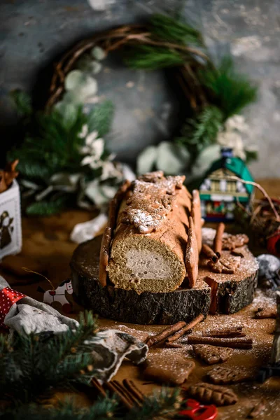 Gingerbread Roll Een Rustieke Achtergrond Van Kerstmis Stijl Rustiek Selectieve — Stockfoto