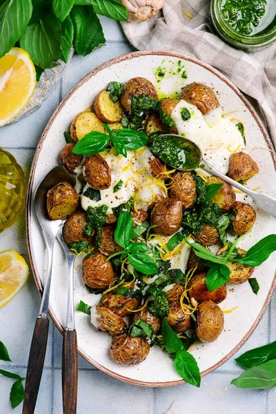 Gebakken Babyaardappelen Met Burrata Pesto Selectieve Focus — Stockfoto