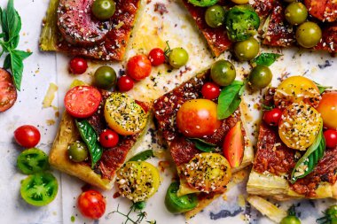 Peynirli domates ve soslu tart. Tarz rustik. Seçici odaklanma.