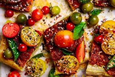 Peynirli domates ve soslu tart. Tarz rustik. Seçici odaklanma.