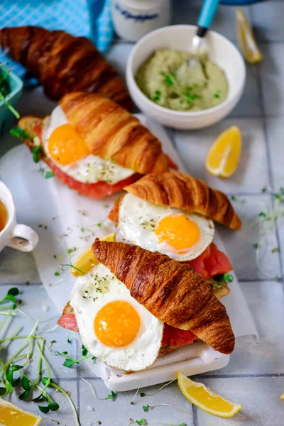 Croissants Saumon Œufs Frits Pour Petit Déjeuner Appétaizer Sain Focus — Photo